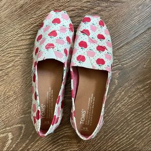 Toms Women Size 6 Apple graphic shoes